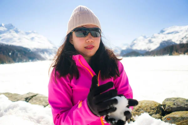 Koreaanse Vrouw Genieten Van Een Prachtig Besneeuwd Landschap Uitzicht Jong — Stockfoto