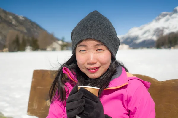 얼어붙은 호수와 행복하고 아름다운 아시아 스위스 알프스를 즐기는 커피나 핫초코를 — 스톡 사진