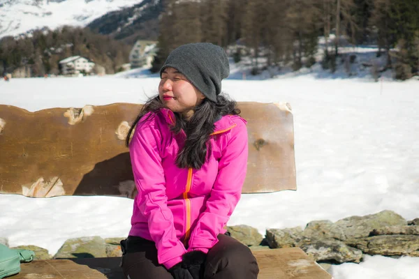 스위스 알프스 산맥에서 즐기고 눈덮인 에둘러 얼어붙은 풍경에서 벤치에 행복하고 — 스톡 사진