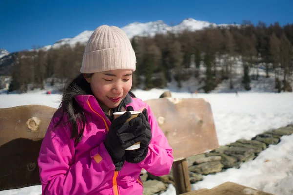 Vrieskou Wintervakantie Jonge Gelukkige Mooie Aziatische Japanse Vrouw Bank Bij — Stockfoto