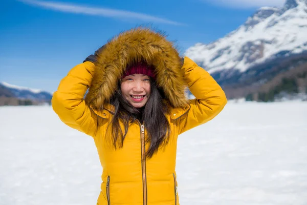 Winter Lifestyle Portret Van Jonge Vrolijke Aantrekkelijke Aziatische Koreaanse Vrouw — Stockfoto