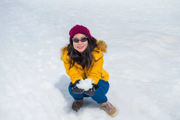 Winter Lifestyle Portret Van Jonge Gelukkige Aantrekkelijke Aziatische Chinese Vrouw — Stockfoto