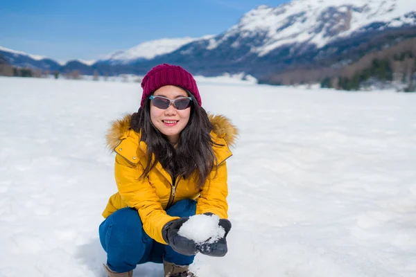 Winter Lifestyle Portret Van Jonge Gelukkige Aantrekkelijke Aziatische Chinese Vrouw — Stockfoto