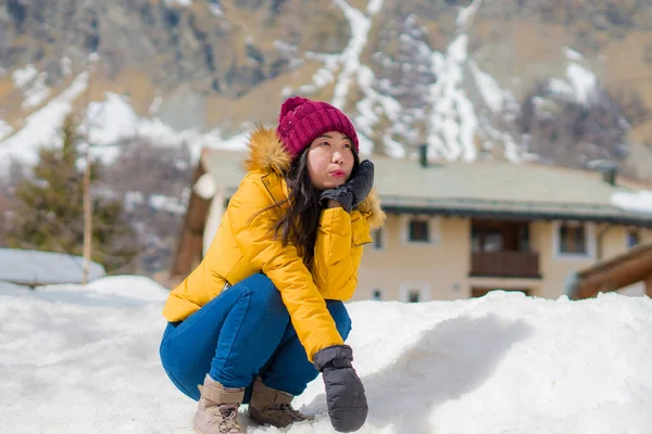 Winter Lifestyle Portret Van Jonge Gelukkige Aantrekkelijke Aziatische Koreaanse Vrouw — Stockfoto