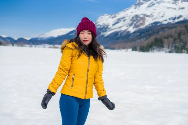 Winter Lifestyle Portret Van Jonge Gelukkige Aantrekkelijke Aziatische Chinese Vrouw — Stockfoto