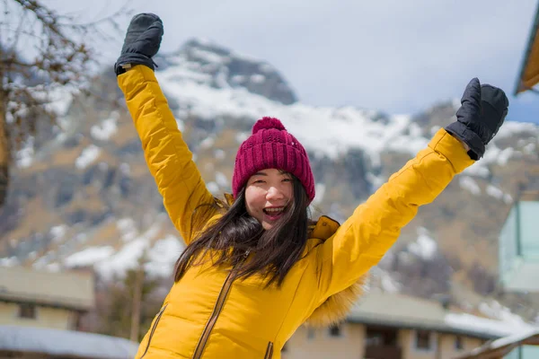 Winter Lifestyle Portret Van Jonge Vrolijke Aantrekkelijke Aziatische Koreaanse Vrouw — Stockfoto