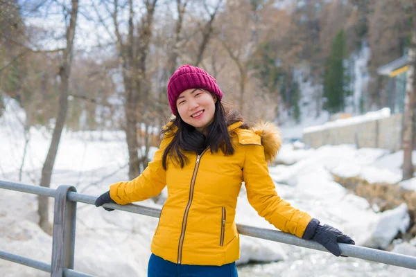 Inverno Estilo Vida Retrato Jovem Feliz Atraente Mulher Asiática Coreana — Fotografia de Stock