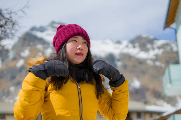Inverno Estilo Vida Retrato Jovem Feliz Atraente Mulher Chinesa Asiática — Fotografia de Stock
