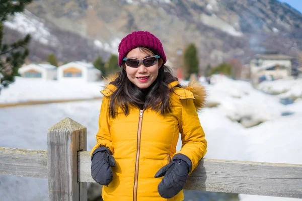 Winter Lifestyle Portret Van Jonge Gelukkige Aantrekkelijke Aziatische Japanse Vrouw — Stockfoto