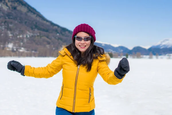 Jong Gelukkig Vrolijk Aziatisch Chinees Vrouw Winter Jas Hoed Lopen — Stockfoto