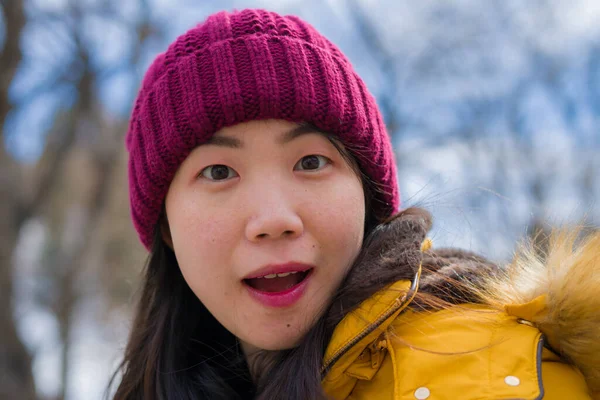 Vacaciones Navidad Nieve Una Joven Coreana Asiática Hermosa Feliz Disfrutando — Foto de Stock