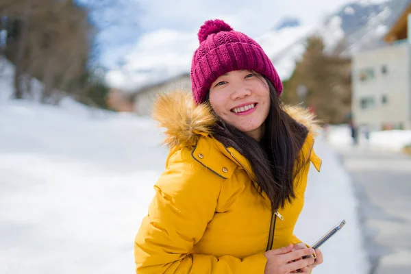 스위스 알프스의 겨울철 아름답고 아시아 위에서 전화를 차가운 지대에서 유쾌하게 — 스톡 사진