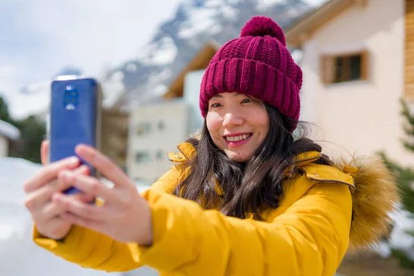 Vacaciones Invierno Los Alpes Suizos Joven Hermosa Feliz Mujer Coreana — Foto de Stock