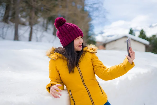 Vacaciones Invierno Los Alpes Suizos Joven Hermosa Feliz Mujer Coreana — Foto de Stock