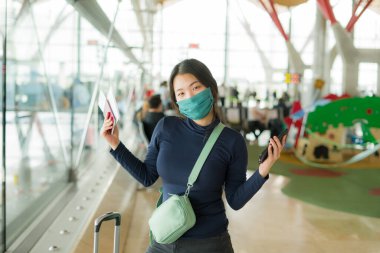 19 kez uçan Asyalı bir kadın. Mutlu ve güzel bir Koreli kız. Havaalanı kapısında tatil için bekliyor.