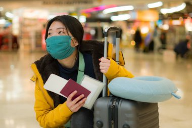 19 kez uçan Asyalı bir kadın. Yüzü maskeli, sarı ceketli, mutlu ve güzel bir Japon kızın hayat tarzı portresi. Tatil gezisi için havaalanı salonunda bekliyor. 