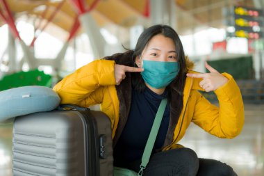 19 kez uçan Asyalı bir kadın. Yüzü maskeli, sarı ceketli, mutlu ve güzel bir Japon kızın hayat tarzı portresi. Tatil gezisi için havaalanı salonunda bekliyor. 