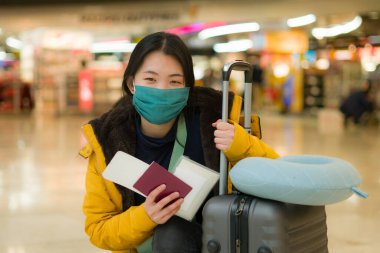 19 kez uçan Asyalı bir kadın. Yüzü maskeli, sarı ceketli, mutlu ve güzel bir Koreli kızın hayat tarzı portresi. 