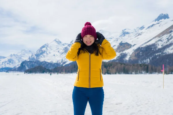 Wintervakantie Sneeuw Lifestyle Portret Van Jong Gelukkig Mooi Aziatisch Koreaans — Stockfoto