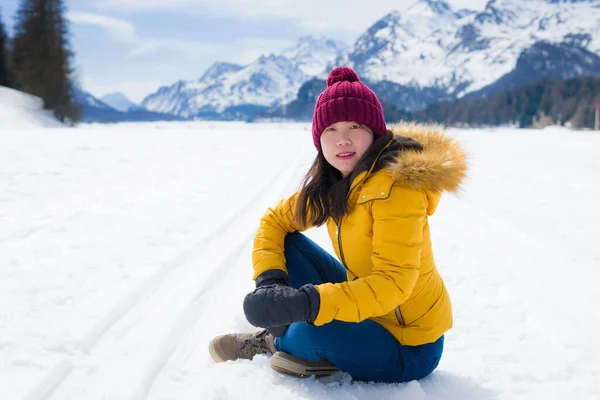 Wintervakantie Sneeuw Lifestyle Portret Van Jong Gelukkig Mooi Aziatisch Koreaans — Stockfoto