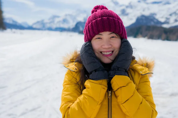 스위스 알프스의 눈덮인 얼어붙은 호수에서 장난기있게 아름다운 아시아 소녀의 — 스톡 사진