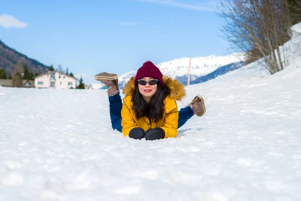 Wintervakantie Sneeuw Lifestyle Portret Van Jong Gelukkig Mooi Aziatisch Koreaans — Stockfoto