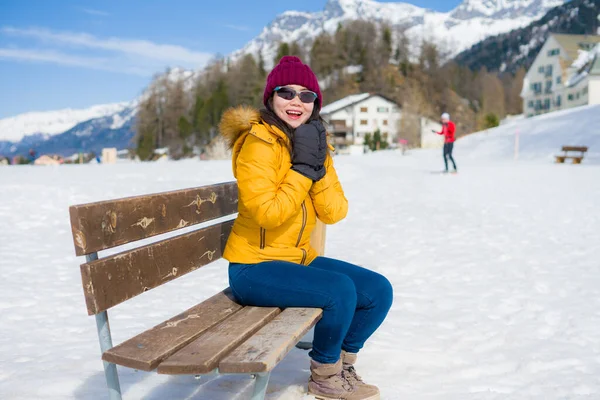 Unieke Wintervakantie Reis Naar Verbazingwekkende Sneeuw Vallei Jonge Gelukkig Mooi — Stockfoto