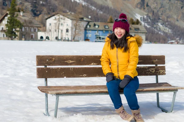 Unieke Wintervakantie Reis Naar Verbazingwekkende Sneeuw Vallei Jonge Gelukkig Mooi — Stockfoto