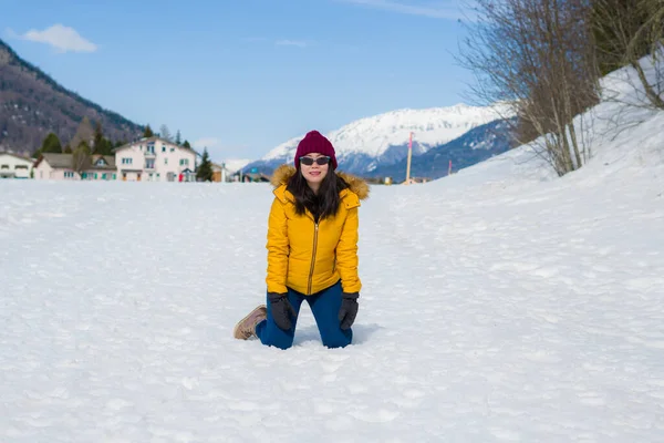 Wintervakantie Reis Naar Sneeuw Vallei Jonge Gelukkig Opgewonden Aziatische Koreaanse — Stockfoto