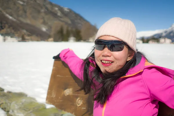 Invierno Aire Libre Retrato Joven Mujer China Asiática Feliz Atractiva — Foto de Stock