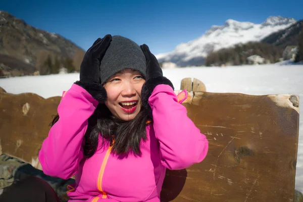 Winter Buiten Portret Van Jonge Vrolijke Aantrekkelijke Aziatische Chinese Vrouw — Stockfoto