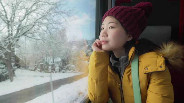 아시아 여성의 사진노란 재킷을 모자를 창문을 여행하는 — 스톡 사진