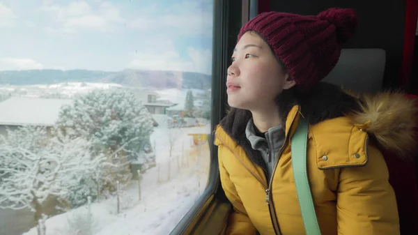 아시아 여성의 사진노란 재킷을 모자를 창문을 여행하는 — 스톡 사진