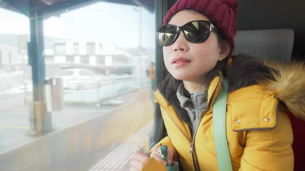 자켓을 모자를 동양인 여성의 라이프 스타일 창문을 바라본 — 스톡 사진
