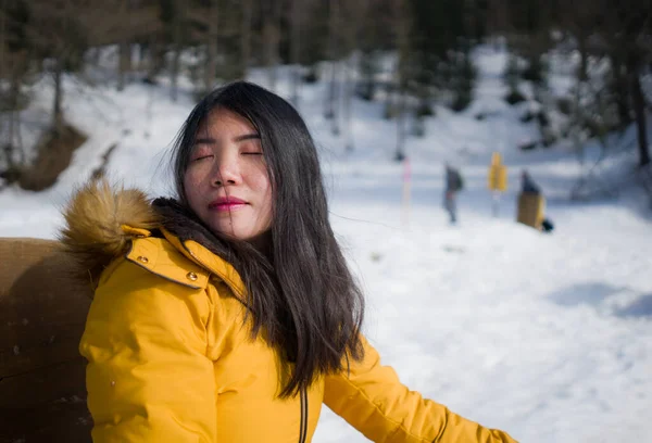 스위스 알프스 산맥의 얼어붙은 위에서 검소하고 매력적 노란색 재킷을 아시아 — 스톡 사진
