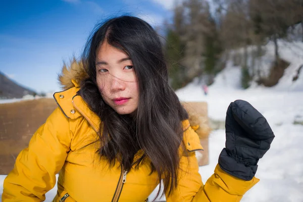 Portret Van Jonge Koele Aantrekkelijke Aziatische Japanse Vrouw Gele Winterjas — Stockfoto