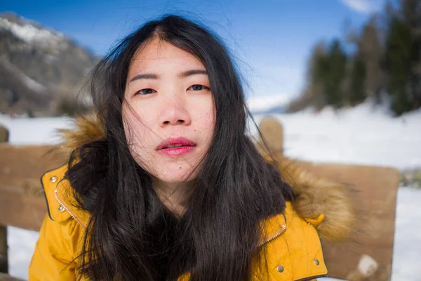 Retrato Joven Mujer Coreana Asiática Fresca Atractiva Chaqueta Invierno Amarilla — Foto de Stock