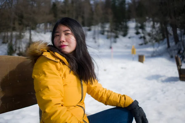 스위스 알프스 산맥의 얼어붙은 위에서 노란색 재킷을 시원하고 매력적 아시아 — 스톡 사진