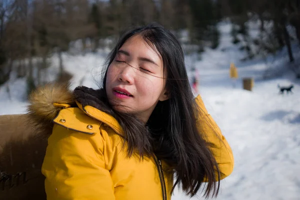 Retrato Jovem Mulher Coreana Asiática Legal Atraente Casaco Inverno Amarelo — Fotografia de Stock