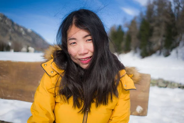 스위스 알프스 산맥의 얼어붙은 위에서 노란색 재킷을 행복하고 매력적 아시아 — 스톡 사진