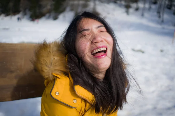 스위스 알프스 산맥의 얼어붙은 위에서 노란색 재킷을 행복하고 매력적 아시아 — 스톡 사진