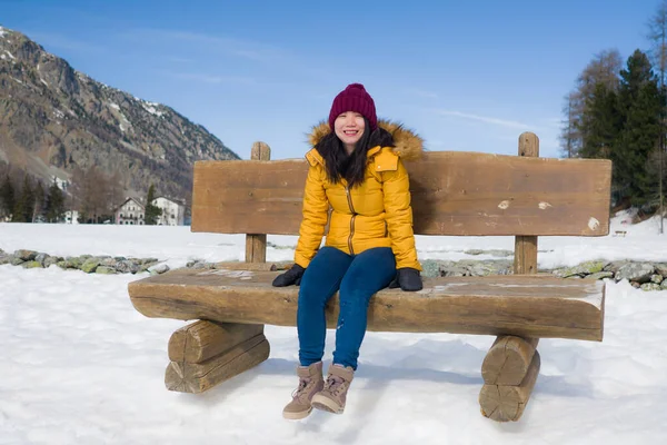 Jong Gelukkig Mooi Aziatisch Chinees Vrouw Geel Jasje Winter Hoed — Stockfoto