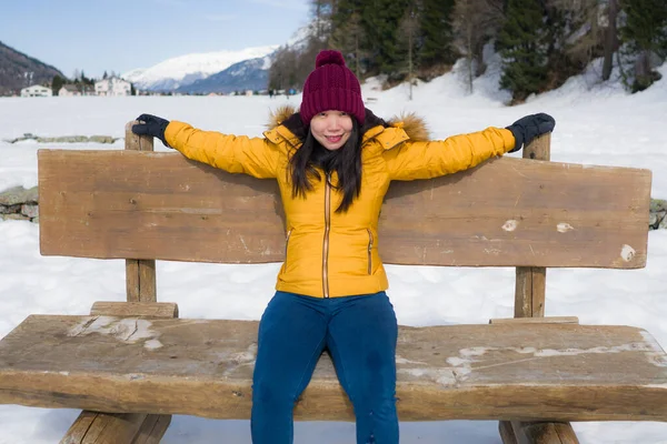 Jong Gelukkig Mooi Aziatisch Chinees Vrouw Geel Jasje Winter Hoed — Stockfoto