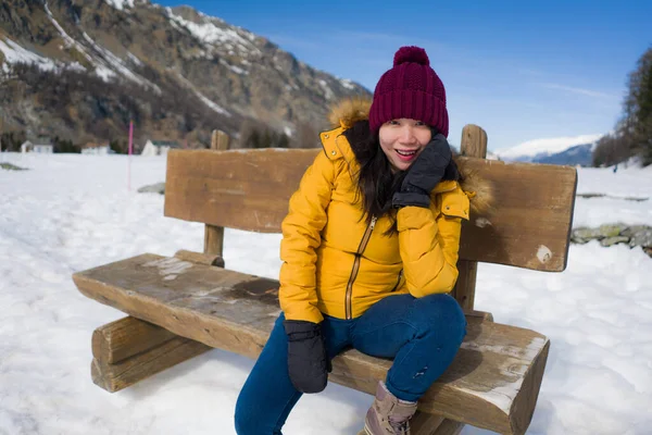 노란색 재킷을 모자를 스위스 알프스 산맥의 눈덮인 얼어붙은 위에서 행복하고 — 스톡 사진