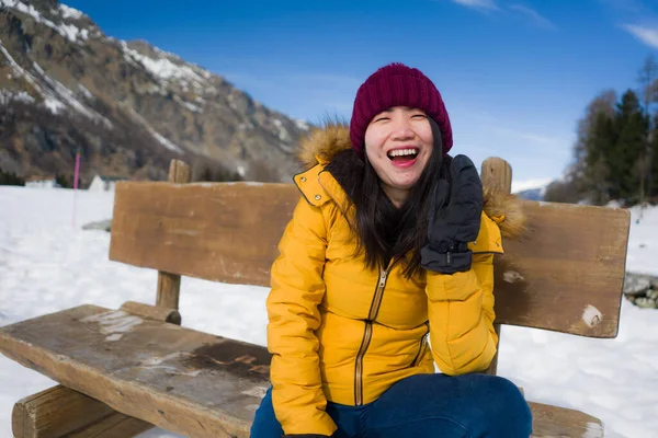 Jong Gelukkig Mooi Aziatisch Japans Vrouw Geel Jasje Winter Hoed — Stockfoto