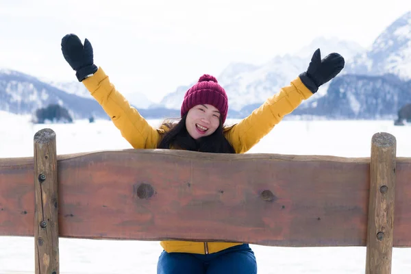 Jong Gelukkig Mooi Aziatisch Koreaans Vrouw Geel Jasje Winter Hoed — Stockfoto