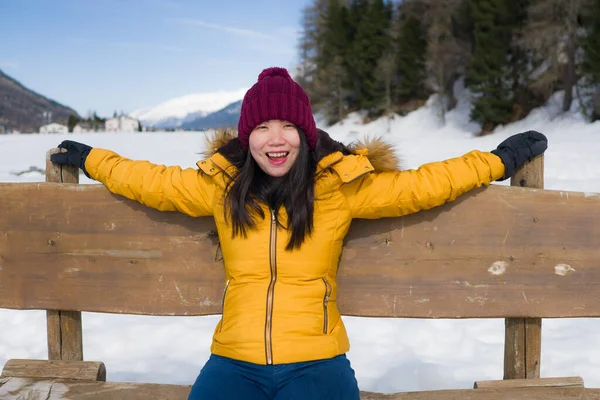 Jong Gelukkig Mooi Aziatisch Koreaans Vrouw Geel Jasje Winter Hoed — Stockfoto