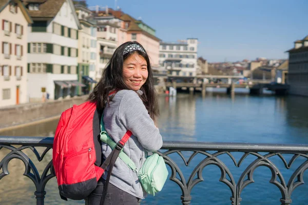 Азиатская Женщина Рюкзаком Европе Молодая Счастливая Симпатичная Китайская Девушка Рюкзаком — стоковое фото