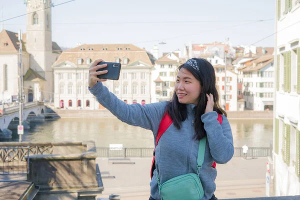 Азиатская Женщина Рюкзаком Европе Молодая Счастливая Симпатичная Японка Студенческим Рюкзаком — стоковое фото