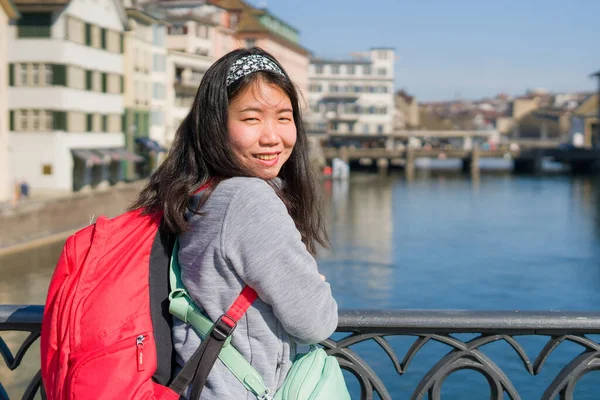 Азиатская Женщина Рюкзаком Европе Молодая Счастливая Симпатичная Корейская Девушка Рюкзаком — стоковое фото